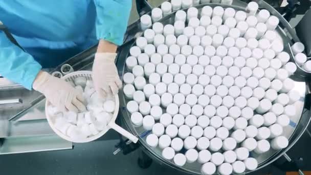 薬理作業員がコンベア上の薬液瓶を閉じています — ストック動画