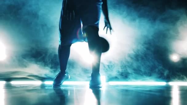 Kosárlabda képzés egy férfi játékos tartott egy sötét szobában — Stock videók