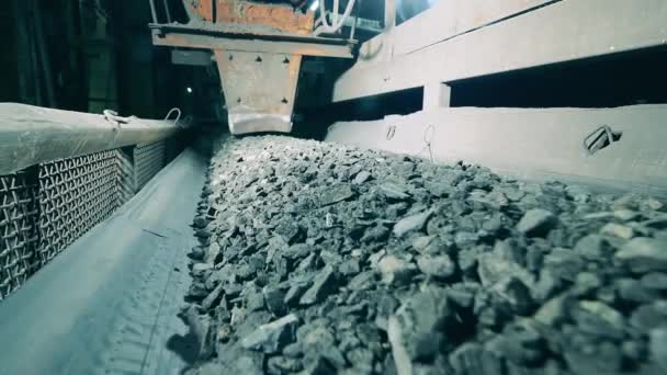 Дробленая руда движется вдоль автоматического транспортера — стоковое видео