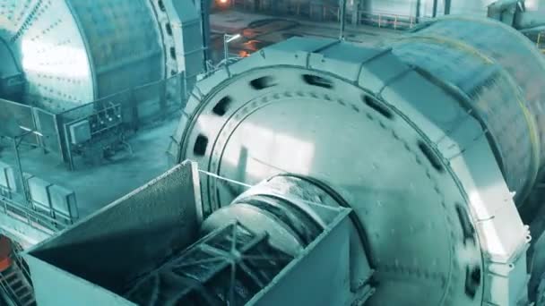 Заводские помещения с массивной крутильной мельницей — стоковое видео