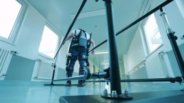 Tıbbi hasta dış giysiyle yürümeyi öğreniyor.