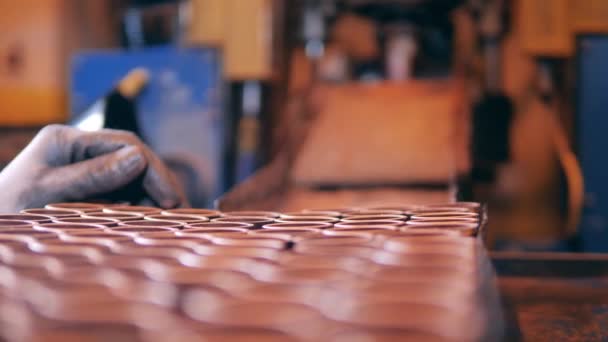 Trabajador de fábrica está almacenando piezas de cobre cilíndricas — Vídeo de stock