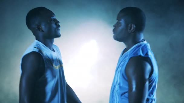 Zwei afrikanisch-amerikanische Basketballer schauen sich an — Stockvideo
