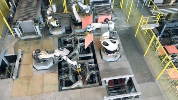 Fabriksenhet med industrirobotar som transporterar kopparplåtar — Stockvideo