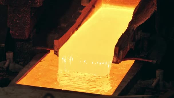 Расплавленная жидкая медь поступает в промышленный контейнер — стоковое видео