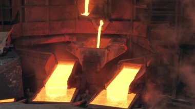 Sıvı bakır ocaklardan akıyor.