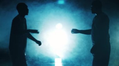 Maçtan sonra iki basketbolcu el sıkışıyor.