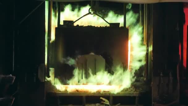铜冶炼炉，里面有一个大锅 — 图库视频影像