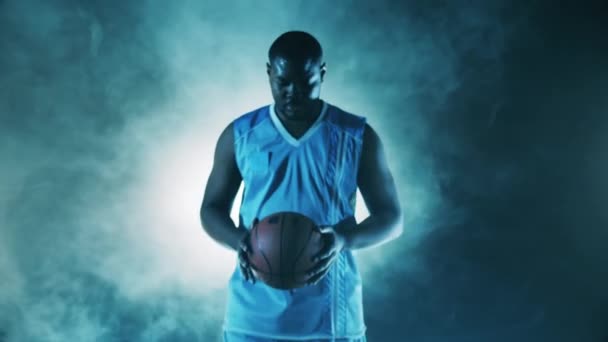 Atleta afroamericano sostiene una pelota de baloncesto — Vídeos de Stock