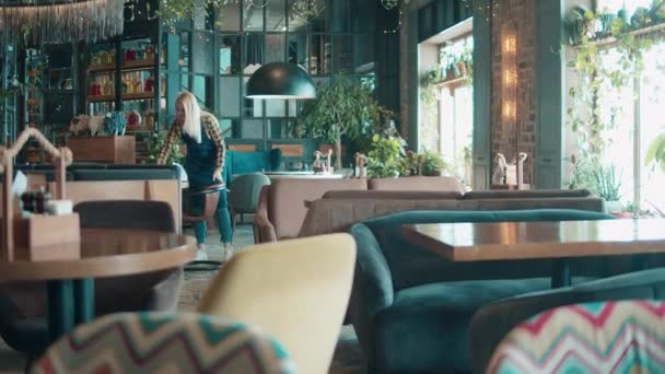 Restaurant serveerster controleert de tafels. — Stockvideo