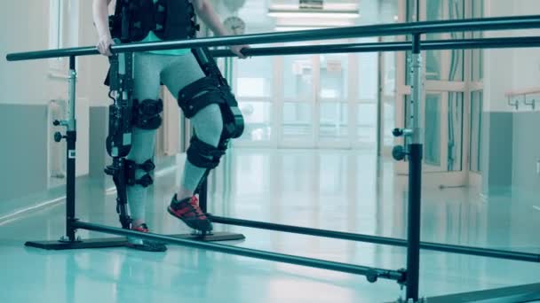 Une femme ayant un handicap physique apprend à marcher dans l'exosquelette — Video