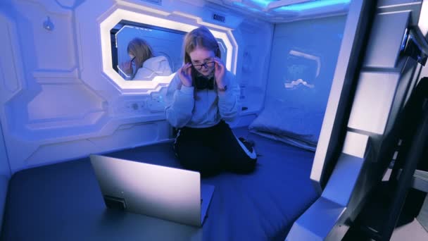 Adolescente ragazza sta per dormire in una capsula guest room — Video Stock