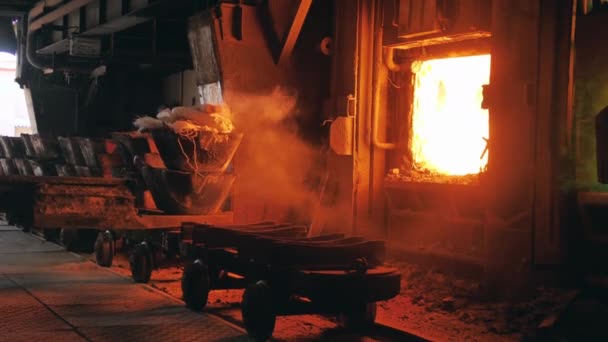 Forno de fusão com materiais de cobre sendo carregado nele — Vídeo de Stock