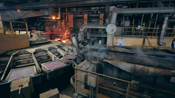 Industriemaschine verlegt Metallplatten in siedende Flüssigkeit — Stockvideo