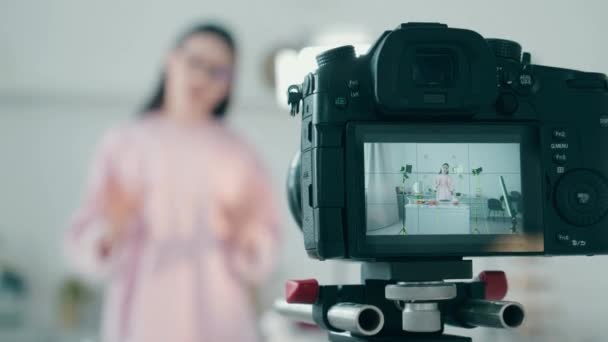 Câmera de vídeo enquanto fotografa um vlog de cozinha em um estúdio — Vídeo de Stock