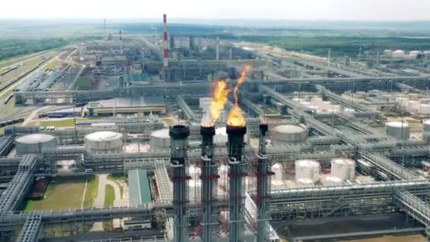 Las tuberías de la refinería de petróleo están quemando gas — Vídeo de stock