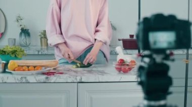 Yemek pişirme süreci bir video günlüğü için filme alınıyor