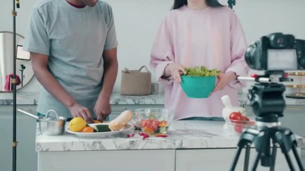 Produkter skärs medan du filmar en matlagning vlog — Stockvideo