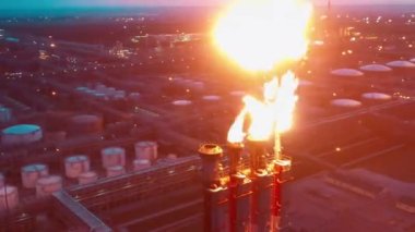 Petrol rafinerisinin gaz fişeği geceleri çekiliyor.