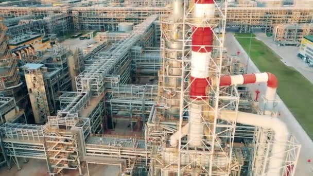 Construcciones de tuberías de la refinería de petróleo filmadas al aire libre — Vídeo de stock