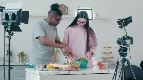 Dois blogueiros estão filmando um vlog de cozinha — Vídeo de Stock
