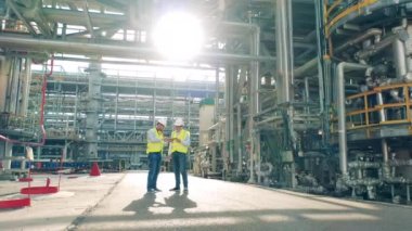 İki uzman petrol rafinerisi hakkında konuşuyor.