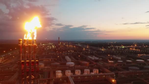 Impianto di raffineria con tubi a gas al tramonto — Video Stock