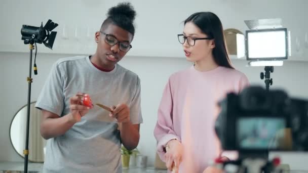 Young people are talking about vegetables while being filmed — Stock Video