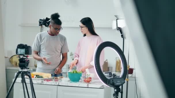 Birkaç blogcu yemek pişirme sürecini filme alıyor. — Stok video