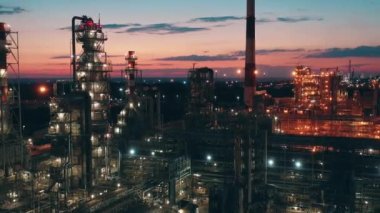Petrol rafinerisinin inşaatı gün batımında çekildi.