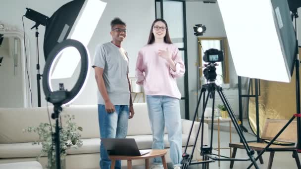 Jóvenes bloggers se presentan delante de la cámara — Vídeos de Stock