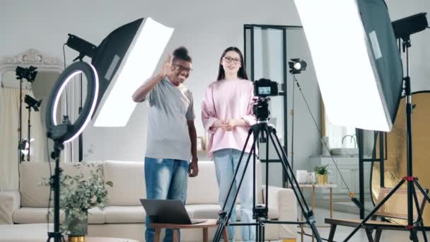 Un par de jóvenes felices están hablando delante de una cámara — Vídeos de Stock
