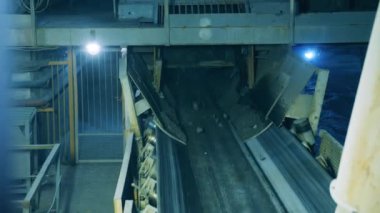 Yeraltı taşıyıcısı, maden cevheri üzerinde ilerliyor.