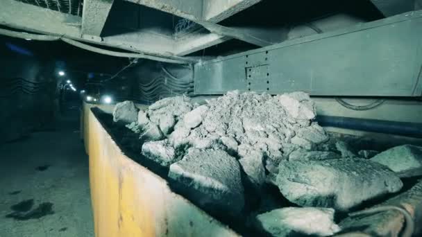 Il carrello dei carri si sta riempiendo di minerale nella miniera sotterranea — Video Stock