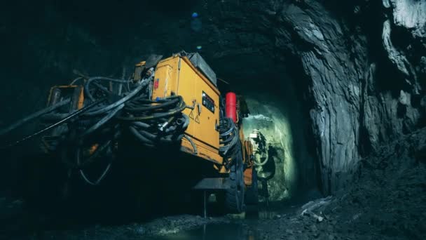 Сверлильный комплекс, установленный в подземном руднике — стоковое видео