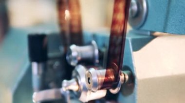 Makaraların arasından geçen antika bir film kasetini kapat. Retro teknoloji, antika konsept..