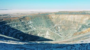 Açık maden madeni yukarıdan çekildi.