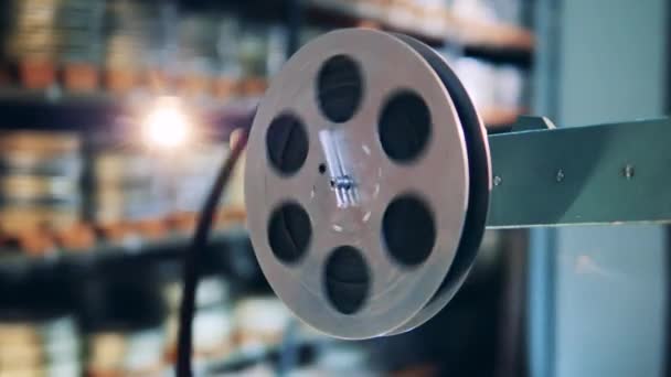 Ένα καρούλι με μια παλιά ταινία γυρίζει — Αρχείο Βίντεο