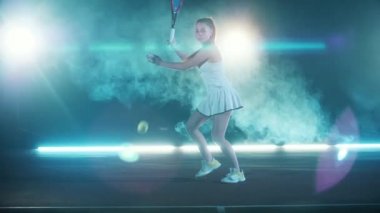 Bir tenisçinin servis atışını yavaş çekimde yapması