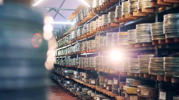 Arkiv med massor av filmer förpackade i metallfodral. Retro teknik, vintage gamla antika koncept. — Stockvideo