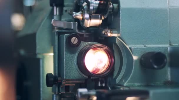 Blixt av ljus som produceras av en antik filmprojektor. Retro teknik, vintage gamla antika koncept. — Stockvideo
