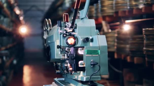 Antique movie projector while demonstrating a video — Stock Video