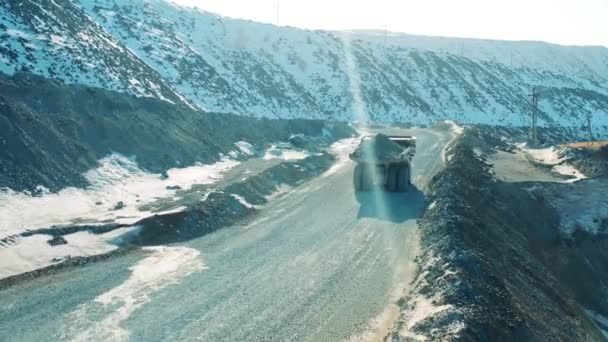 Industriell maskin transporterar malm genom den öppna gruvan — Stockvideo