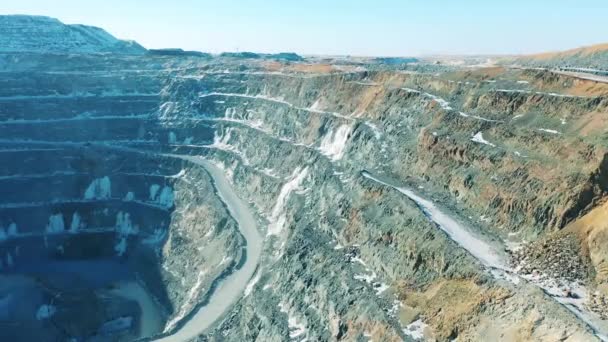 На склонах открытой шахты, снятой сверху — стоковое видео