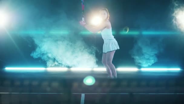 Sportskvinne slår en tennisball i sakte film – stockvideo