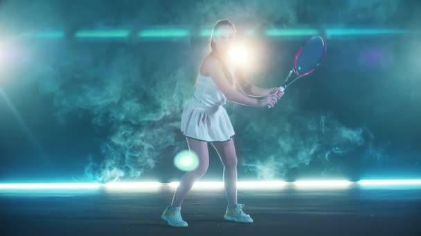 Langzame beweging van een vrouwelijke atleet die een tennisbal slaat — Stockvideo