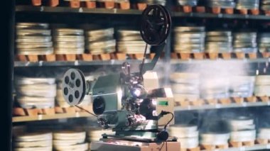 Retro teknoloji, antika konsept. Çevresinde duman olan klasik video projektörü