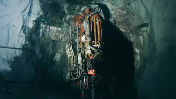 Скучная машина орошает стены подземного рудника — стоковое видео