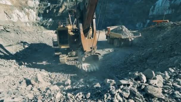 Le macchine stanno rimuovendo il minerale dal sito della miniera — Video Stock