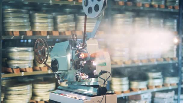 Antieke filmprojector in het bioscooparchief — Stockvideo